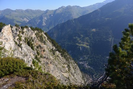 Près du Rocher de Villeneuve, on aperçoit la vallée presque 1000 mètres plus bas.