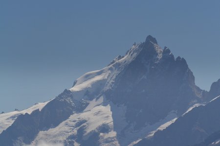 Zoom sur la Meije ; sur la gauche,  sur l’avant-dernière ’bosse’ , on aperçoit le refuge de l’Aigle.