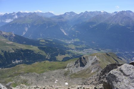 Dans l’axe du Col du Mont Cenis ; en bas c’est Bramans à l’amorce du Vallon d’Ambin.