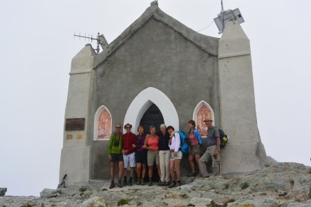 La ’troupe’ au sommet du Monte Robinet (l’intérieur de la chapelle vaut le coup d’oeil ... et le bivouac aussi).