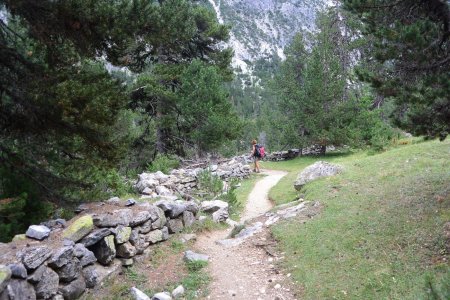 De beaux murs de pierres sèches dans la partie basse du sentier.