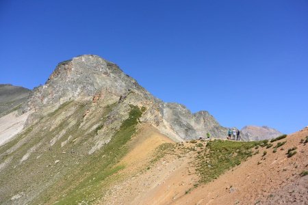 Le Rocher Blanc domine le Col du Vallon.