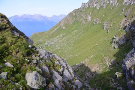 Vue arrière sur la partie en balcon au dessus du lac Laus.