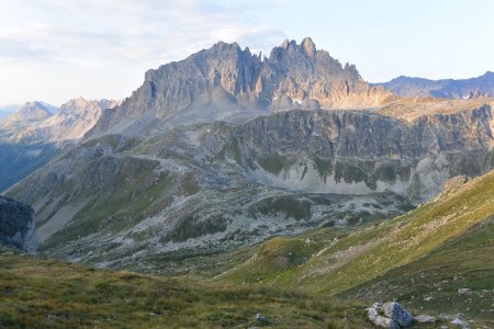 Il ne reste plus qu’à descendre pour rejoindre le GR57 ; on est face au Grand Séru et on aperçoit le Lac du Peyron.