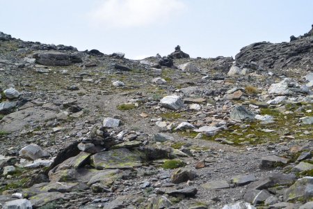 De nombreux cairns bordent la sente qui mène au Col du Cheval Blanc.