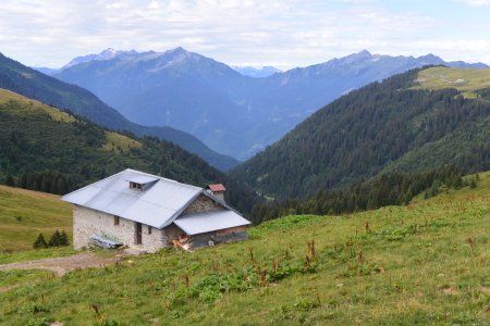 Au chalet du Soufflet avec Grand Arc, col de Basmont et Bellacha en arrière plan.