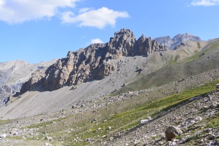 La Crête de la montagne de la Sellette ; derrière c’est le vallon d’accès à la Font Sancte.