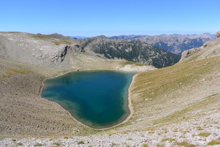 Le lac de la Petite Cayolle juste derrière le col, et à droite le sentier menant au lac d’Allos.