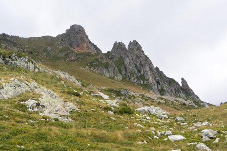 Le Roc Rouge manque un peu de soleil pour qu’on apprécie sa teinte particulière.