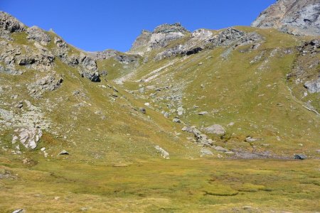 Ce beau vallon n’est pas le vallon de descente qui est lui sur la gauche.