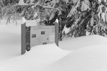 Il y a maintenant de la lecture au ’lac’ des Tavernes ... qui n’a plus d’eau en été.