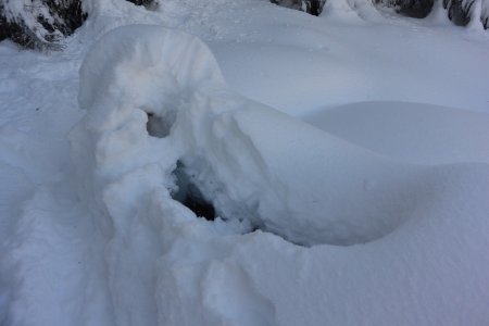 Le bassin est enfoui sous la neige ... mais l’eau coule tout de même.