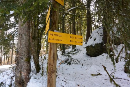 Si on a loupé la piste en oblique à gauche, on arrive à ce panneau 100 mètres plus loin.