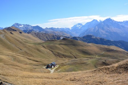 On surplombe le refuge du Mont Jovet.