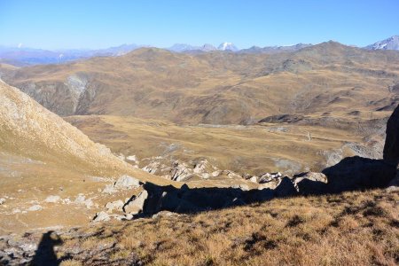 Combat inégal entre l’ombre et la lumière  en cette fin d’après-midi.