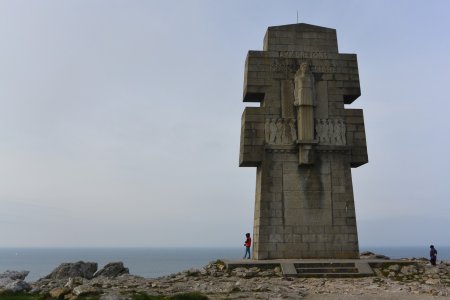 On tourne alors le dos à ce gigantesque monument.