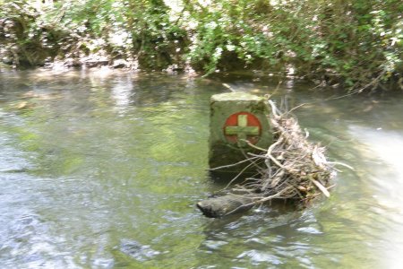 Mais que fait le syndicat d’initiative ? La borne n’a pas été débarassée de ce qu’elle a accumulé !