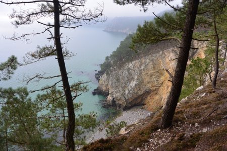 Le sentier, protégé par une barrière, passe en bord de la falaise de cette crique.