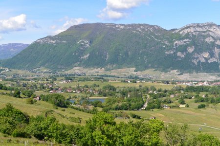 Au pied de la pente, le joli petit Lac de Saint-André.