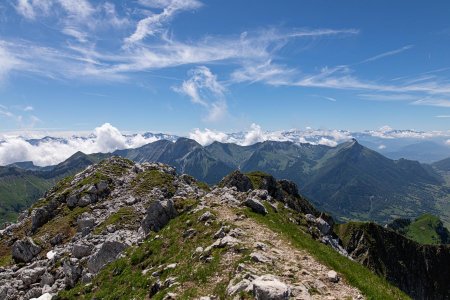 Vers le Pécloz et l’Arclusaz, au fond Belledonne