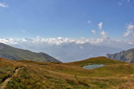 La zone humide, repère pour partir à gauche sur la crête