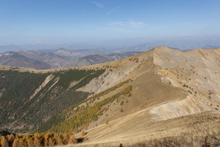 Au sommet des Cimettes, avec l’Oratoire au bout de la crête