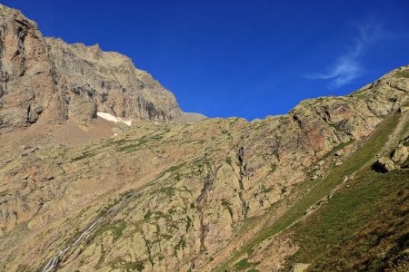 Le verrou glaciaire où se trouve le lac