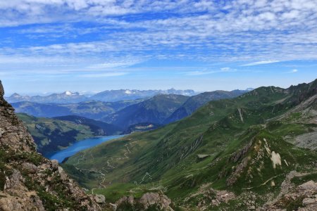 Le lac de Roselend apparait