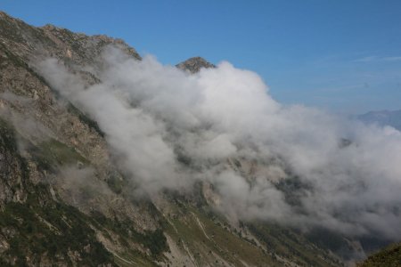 Les raides versants de la rive gauche du vallon de Malentraz.