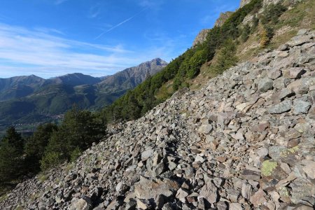 Retour par le sentier balcon, avec le Grun de Saint-Maurice.