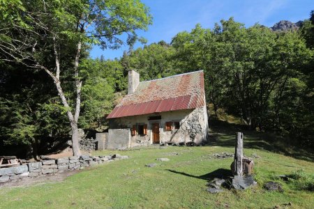 La cabane de Londonnière. Les sentiers du vallon partent à droite.