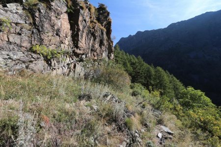 Traversée sous la barre rocheuse.