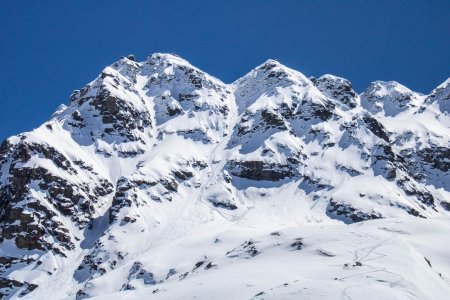 Voilà le couloir Ouest mis en évidence avec le sommet à gauche