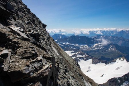 De raides pentes très friables sous le Combin de Valsorey