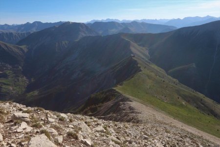 La crête de Paluet descendant sur le col de Talon, puis la crête de la montagne de Lachen.