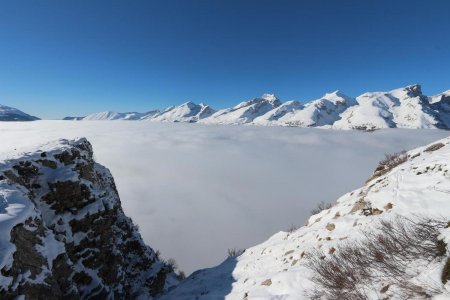 Seuls les vallons supérieurs et les crêtes émergent.