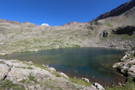 Lac des Pisses et Roc Diolon (pile devant le nuage !).