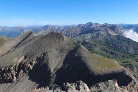 Grande Séolane et secteur du Pelat sur fond d’Écrins et de Chambeyron.