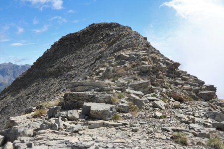 Vue arrière sur le début de la traversée du sommet du Cairas.