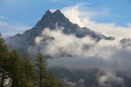 Le Sirac domine le Champoléon.