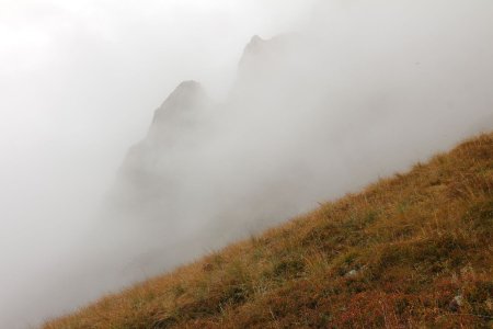 Les crêtes se déchirent dans le brouillard.