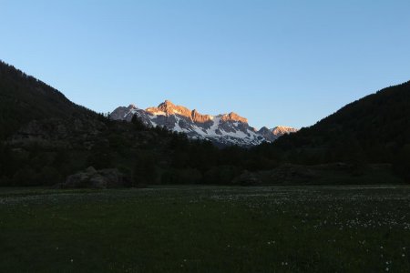 Lever de soleil du camp de base au parking du pont du Rately.