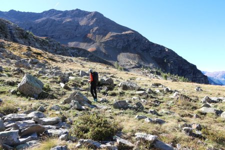 Le deuxième étage du vallon de Chabrière avec la longue barre rocheuse.