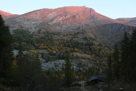 Lever de soleil sur la Roccia Ferra au début de la montée.