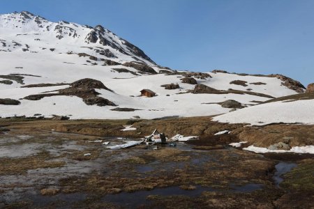 La cabane du Col et les vestiges de l’avion.