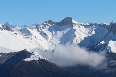 Les crêtes du Rocher Rond devant l’Olan et les Bans. Montagne de Clairet au premier plan.