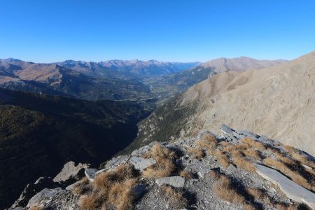 Du sommet, la vallée de l’Ubaye avec Barcelonnette.