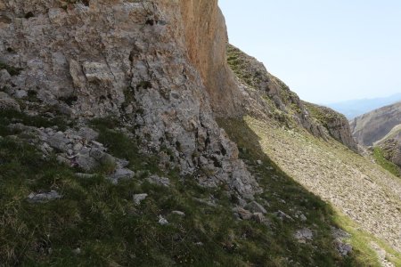 Au pied de la barre dans la montée à la Tête d’Oriol, il faut prendre par les gradins qui suivent.