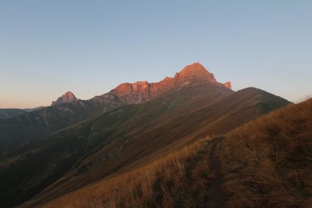 Lever de soleil sur le Pelvo d’Elva. À gauche : le Monte Chersogno.