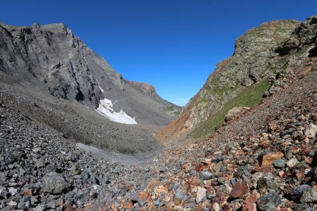 Dans le rétro, à la montée au col des Chevrettes. Pour le Pic ouest de Vallon Clos, c’est par la droite !